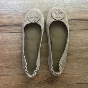 Tory Burch Minnie travel ballet flat with leather logo — suede